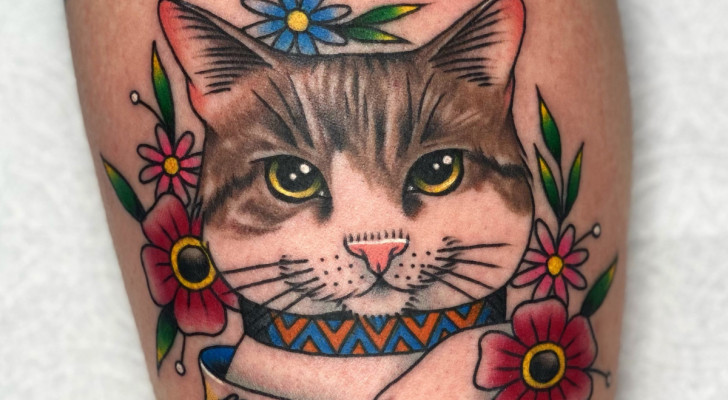 Il volto di un gatto stilizzato tatuato