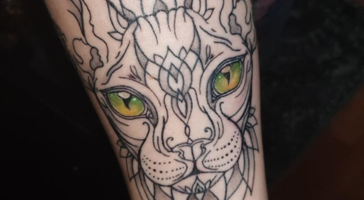 Volto artistico ma realistico di un gatto con gli occhi colorati di verde