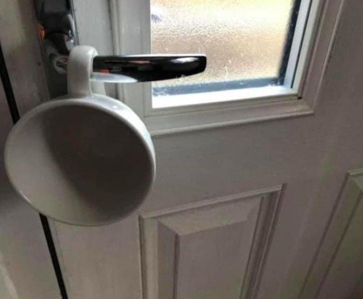 9. "Ik heb een kopje aan de deurknop gehangen, zodat ik het kan horen als iemand probeert binnen te komen."