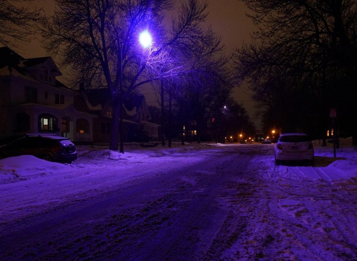 8. Straßenbeleuchtung in Farbe... lila!