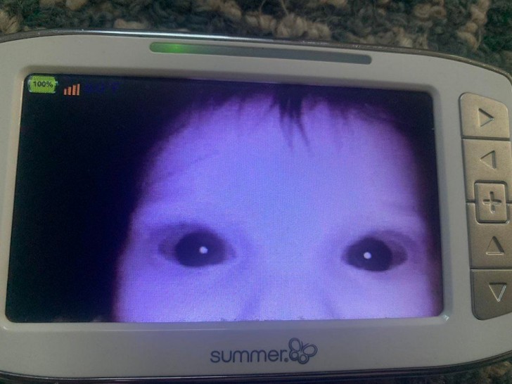 14. "Oh no, mio figlio ha trovato il baby monitor".