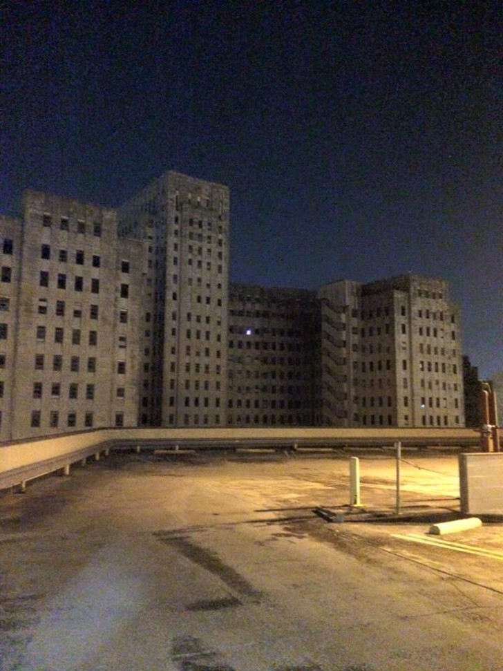 2. L'ospedale è abbandonato, però qualcuno ha trovato una luce accesa.