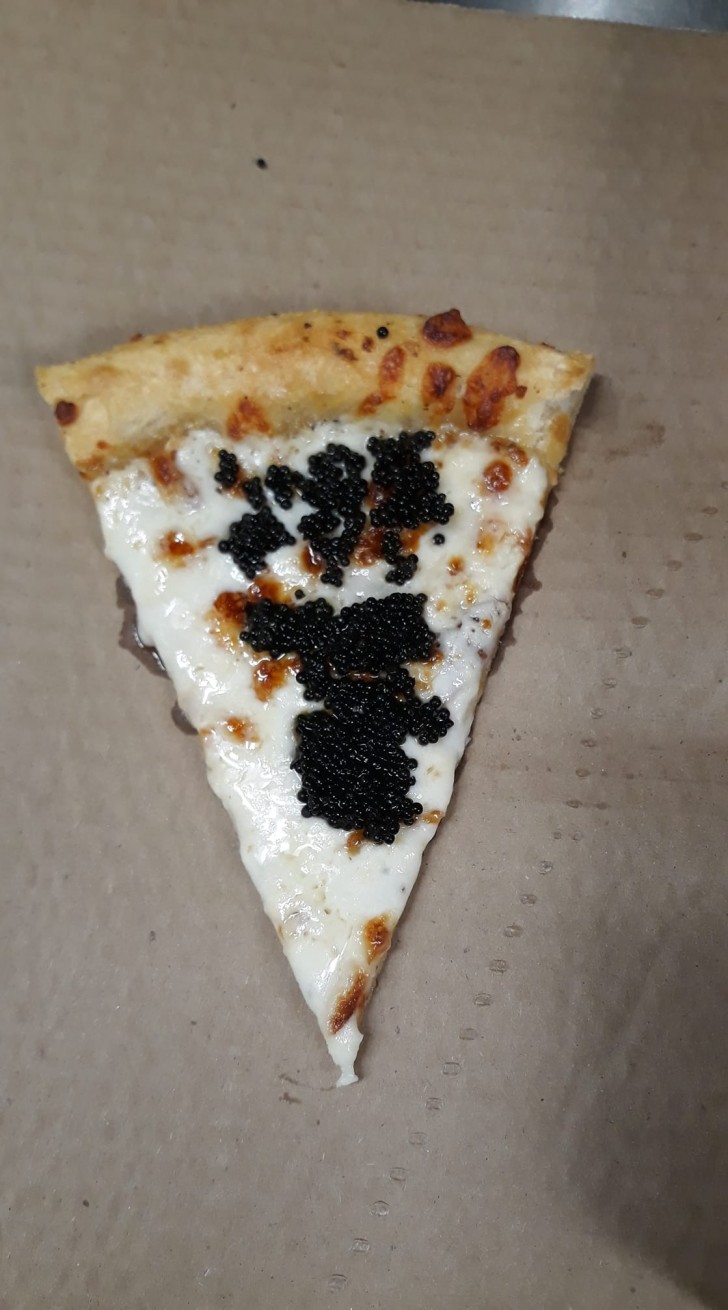 16 Hur man berikar en enkel pizza-slice: man lägger på svart kaviar.