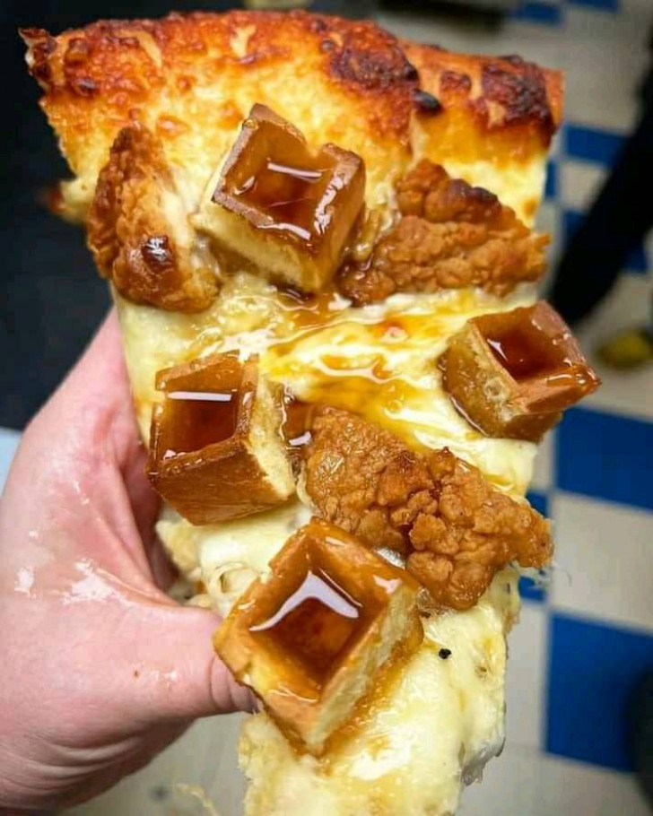 5. En pizza-slice med ost, grillad kyckling och våffla.