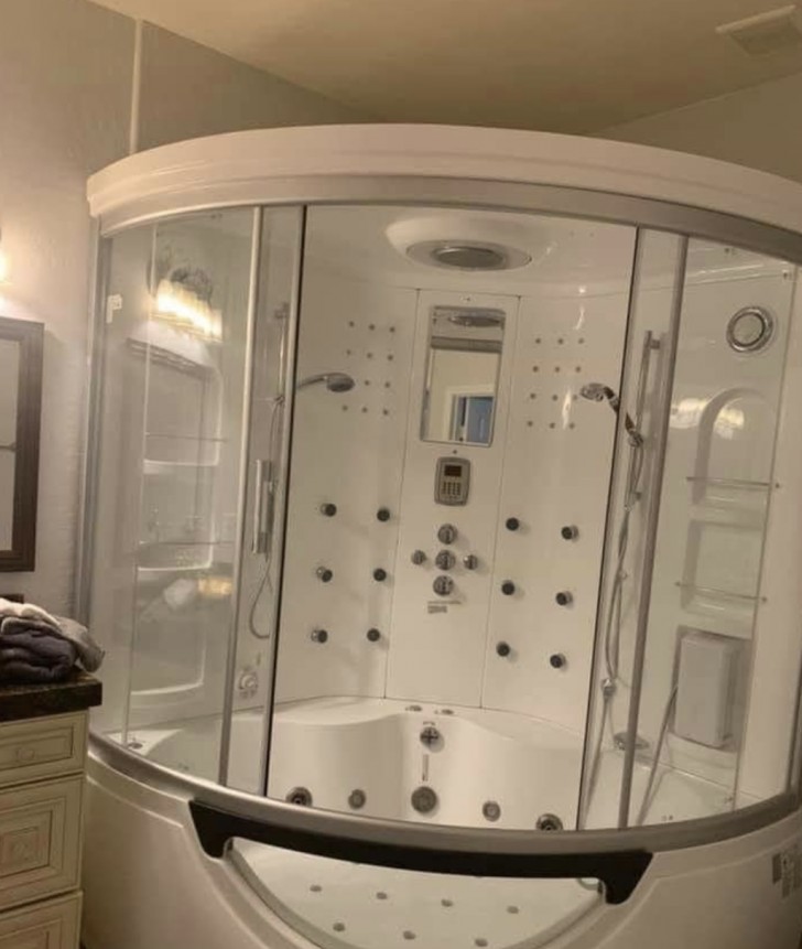 2. Badkar, dusch och bubbelpool för två personer.