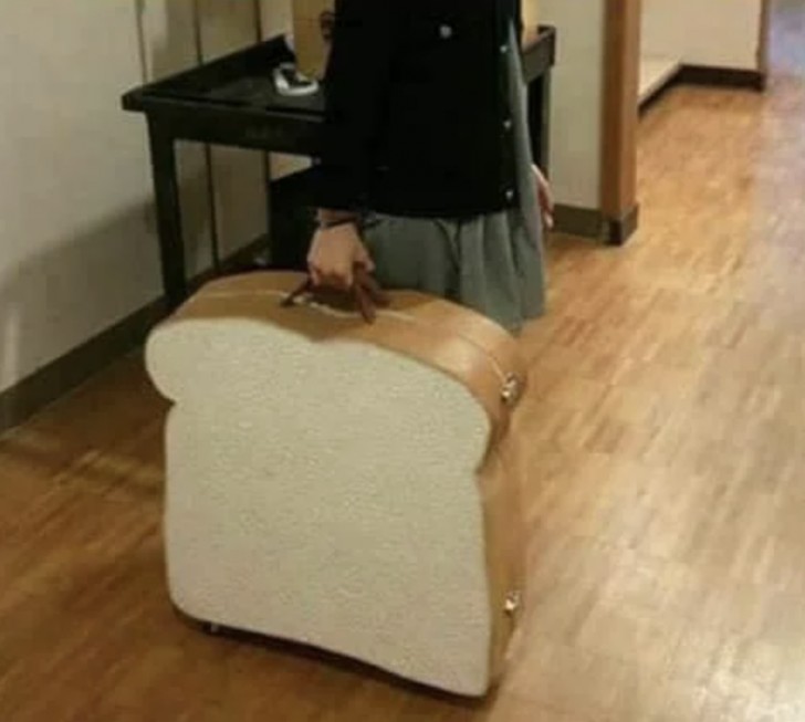4. Une valise, ou un coffre, en forme de toast.