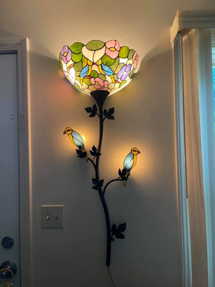 1. Iemand vond deze prachtige bloemvormige lamp.