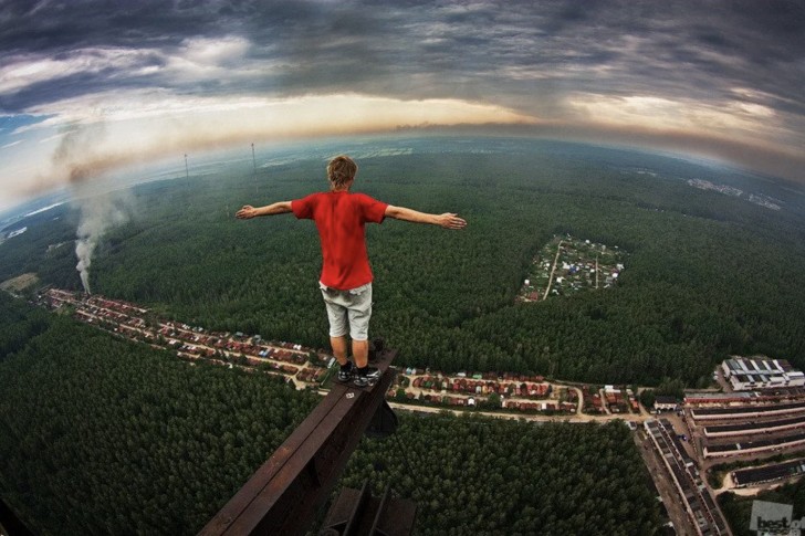 10. Auf der Spitze eines Turms in Russland.