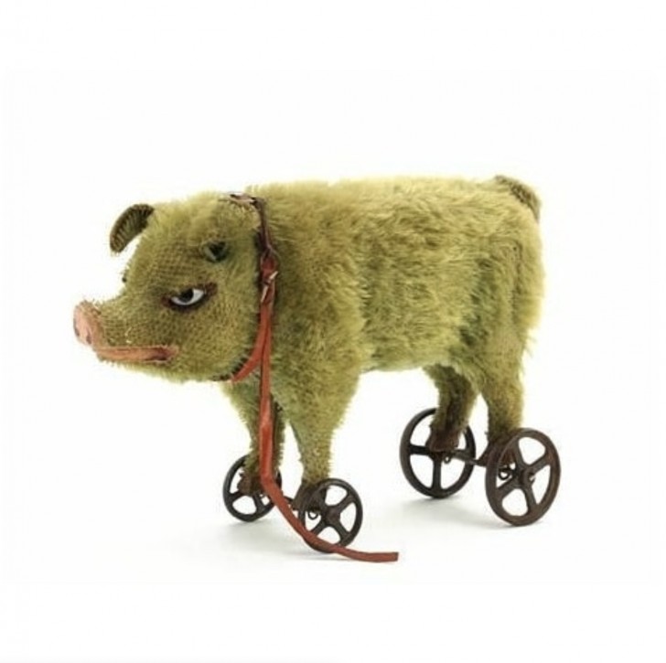 13. Ein altes Spielzeug in Form eines Schweins.
