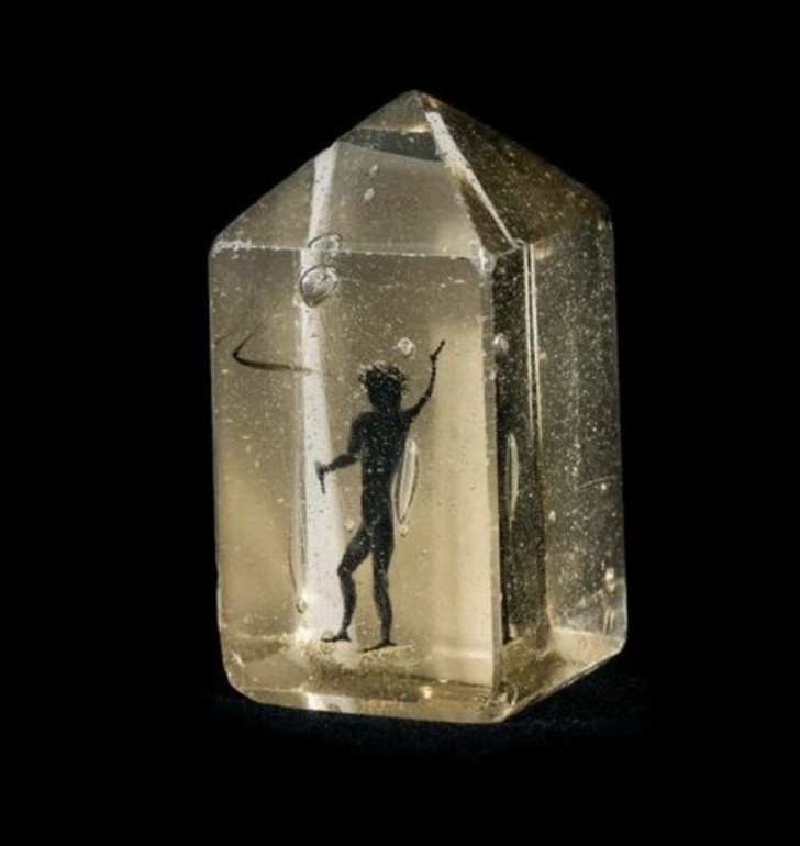 4. En liten varelse förstenad i ett glasprisma.