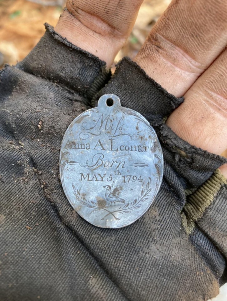 2. Un uomo ha trovato questa medaglietta.