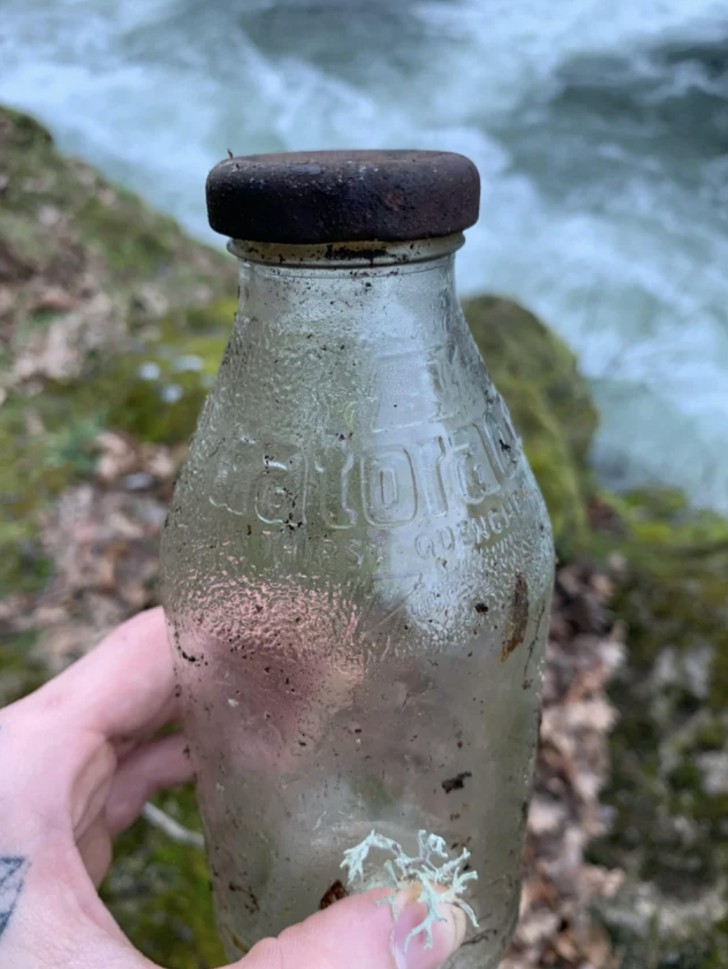 7. "Stavo facendo una passeggiata e ho trovato questa vecchia bottiglia di vetro".