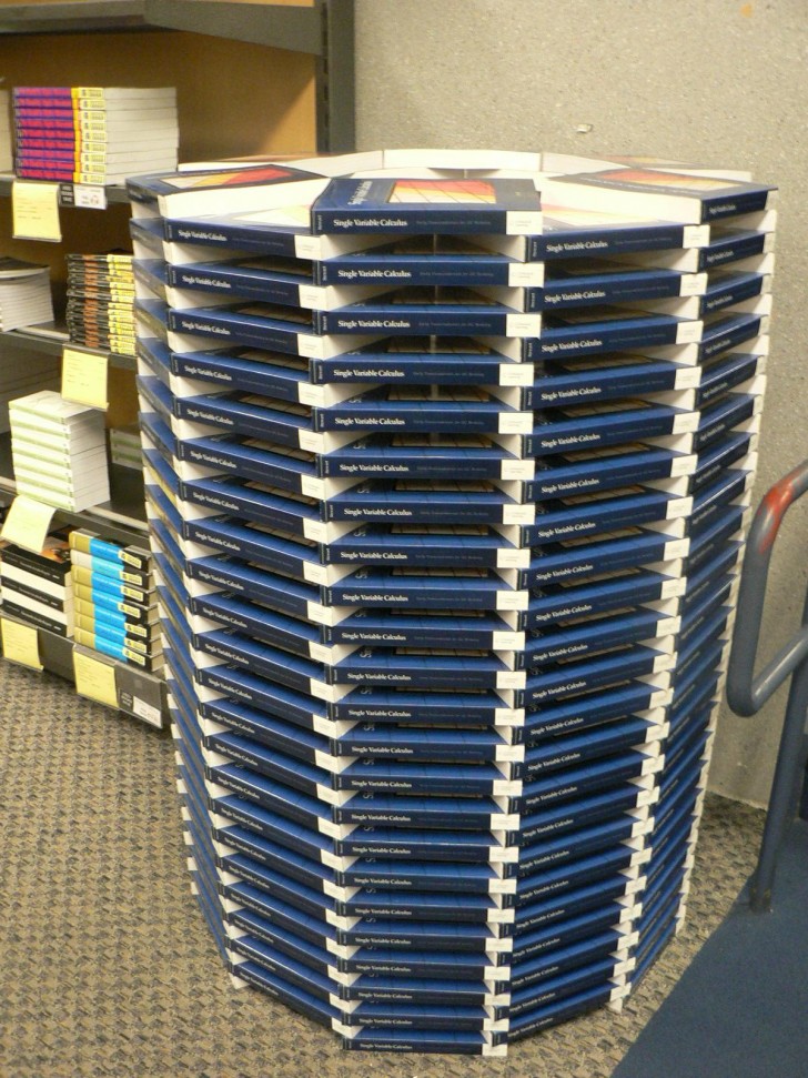10. Ein Turm aus Büchern