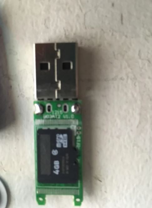 15. Wist je dat een USB-stick een SD-kaart kan bevatten?
