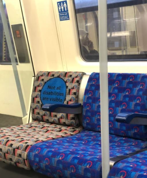 10. Een echt inclusieve en ingenieuze stoel in de metro.