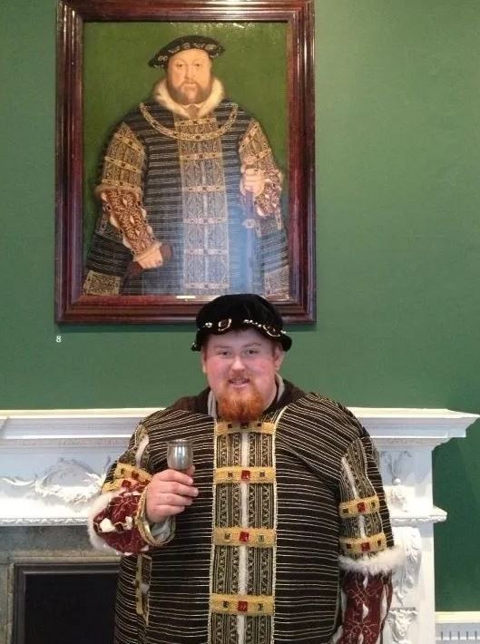 16. C'est vrai : il a mis le même costume, mais sinon il est identique à Henry VIII.