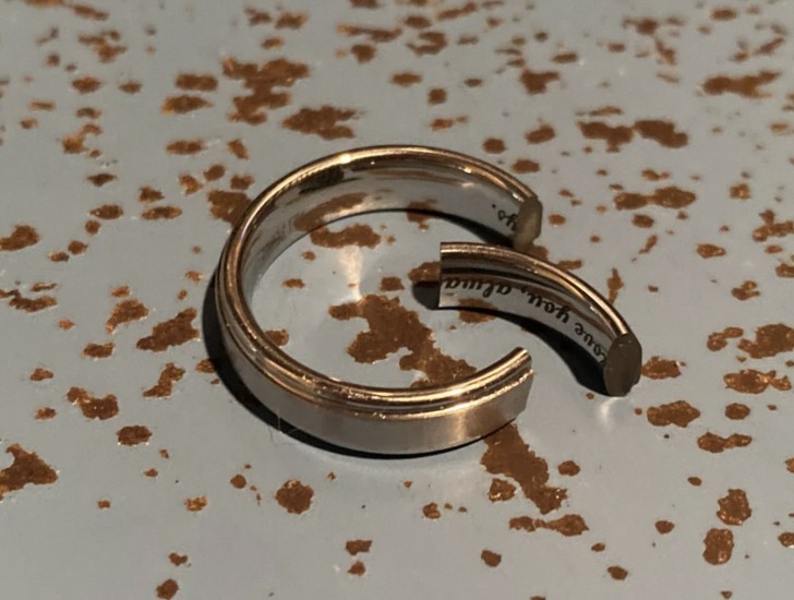 15. Jemand hat versehentlich seinen Ehering zerbrochen.