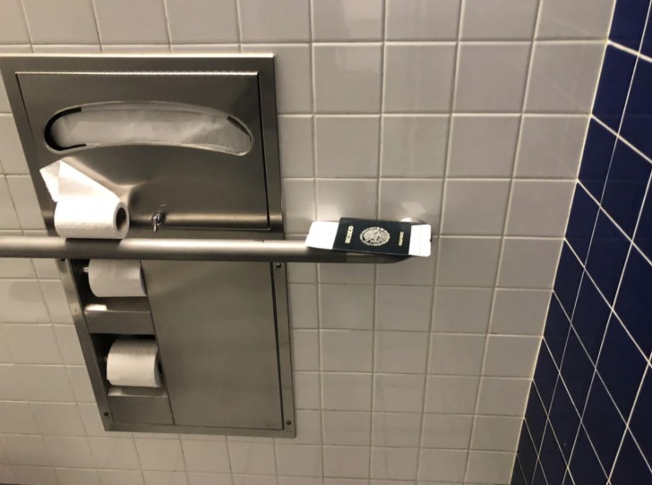 3. Ein Fluggast vergaß seine Dokumente auf der Toilette des Flughafens.
