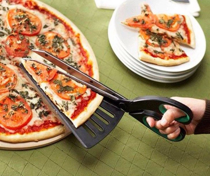 9. Couper la pizza et prendre la tranche, le tout avec le même outil
