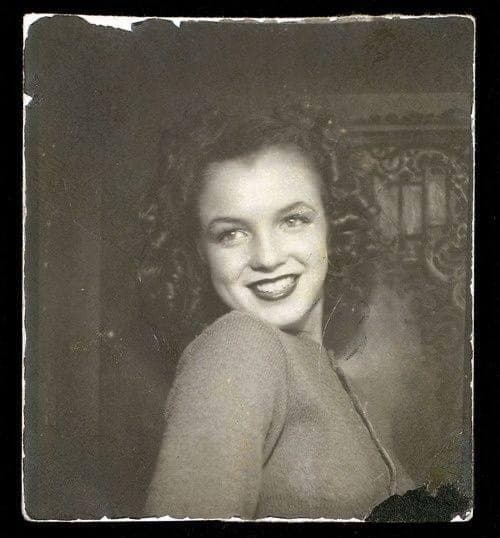 1. L'adolescente Norma Jane Mortenson, plus tard connue sous le nom de Marilyn Monroe.