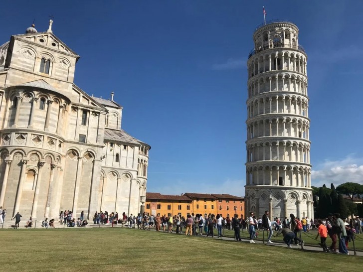 3. Statt des Turms von Pisa ist es die Basilika, die schief geworden ist...