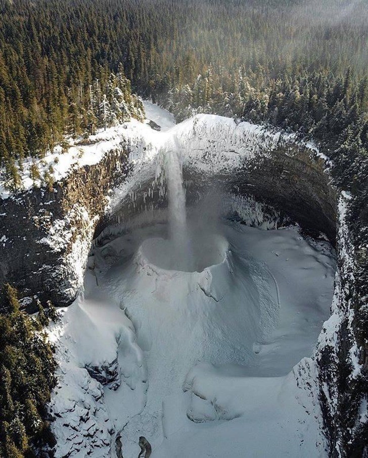 5. Le spettacolari cascate Helmcken, in Canada
