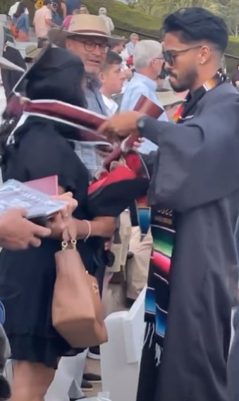 No dia da formatura ele tira a toga para fazer sua mãe vesti-la: "esse marco é seu também" - 1