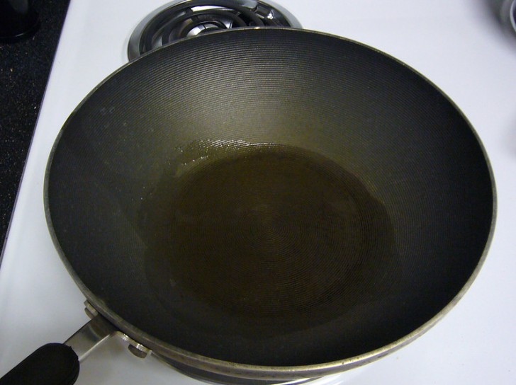 6. "Ho pulito a fondo il tuo wok, perché era tutto nero"