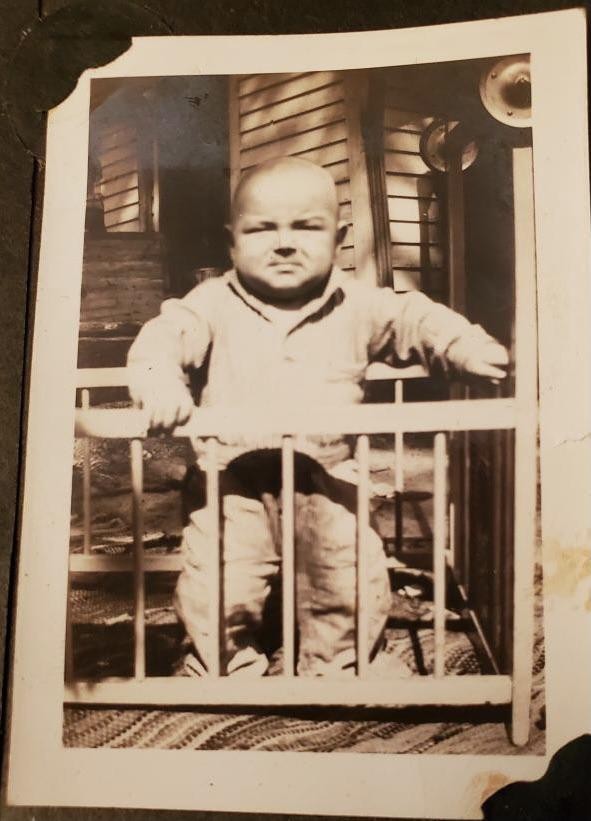 3. Vieille photo de grand-père à seulement 11 mois, qui semble revenir d'une journée de travail