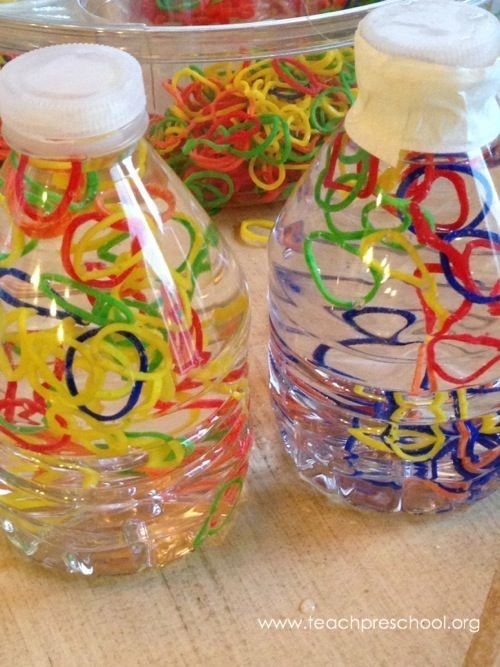Bottiglie sensoriali con elastici colorati