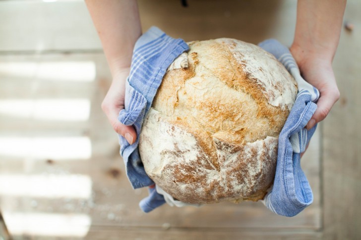 Doe het brood in een zak