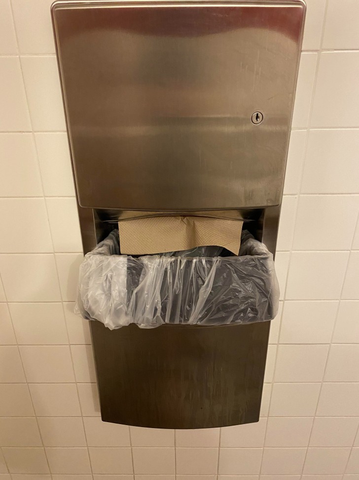 Dispenser van papieren handdoekjes