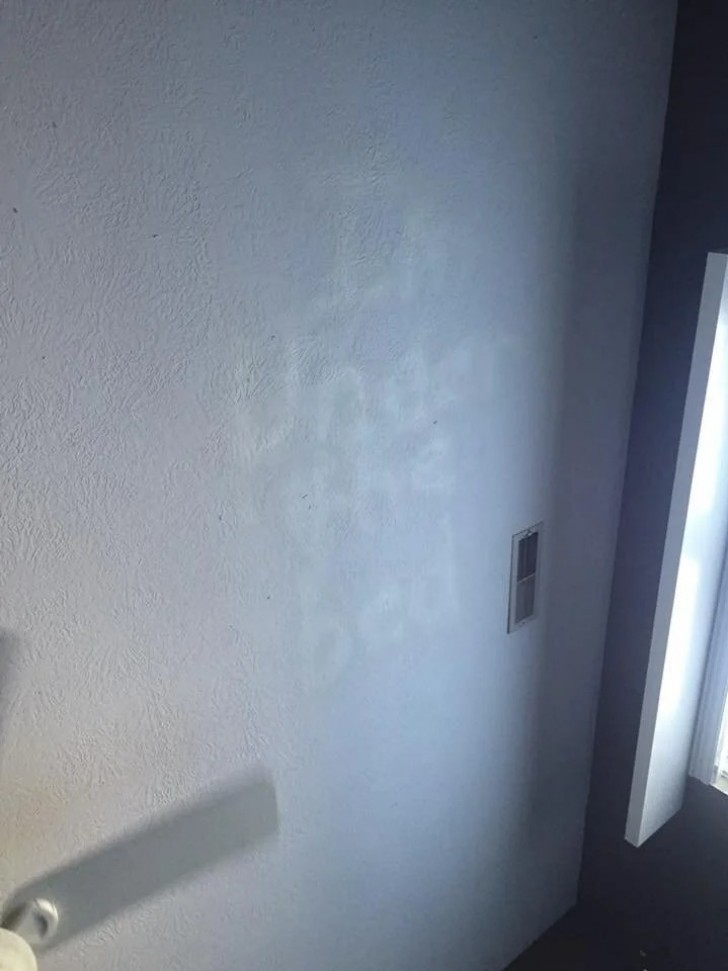 Una scritta visibile in controluce sulla parete