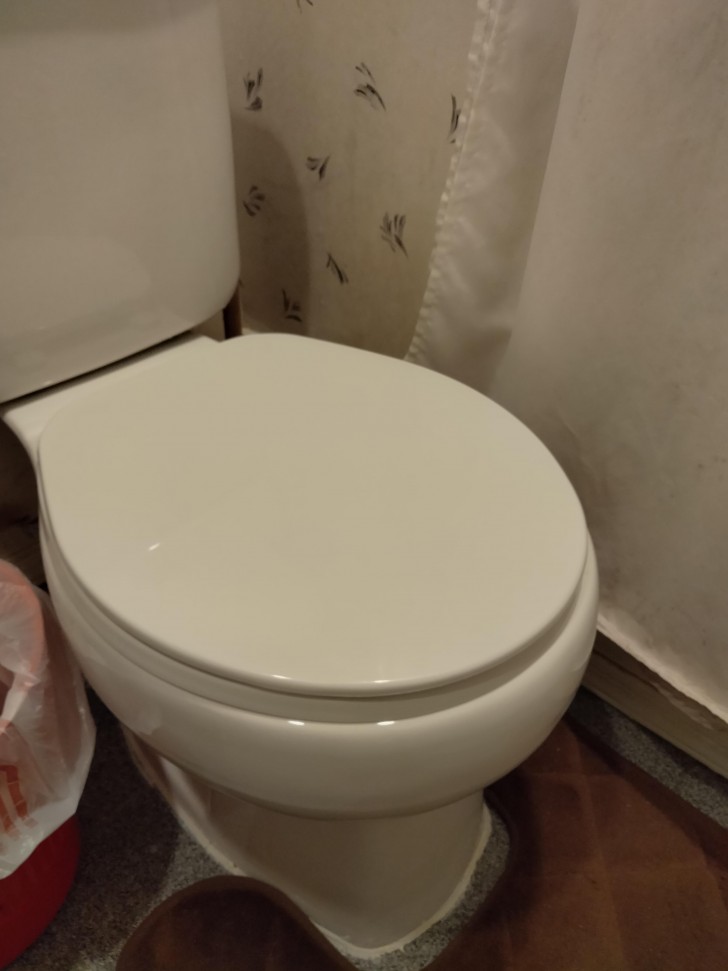 2. Non abbassare il coperchio del wc