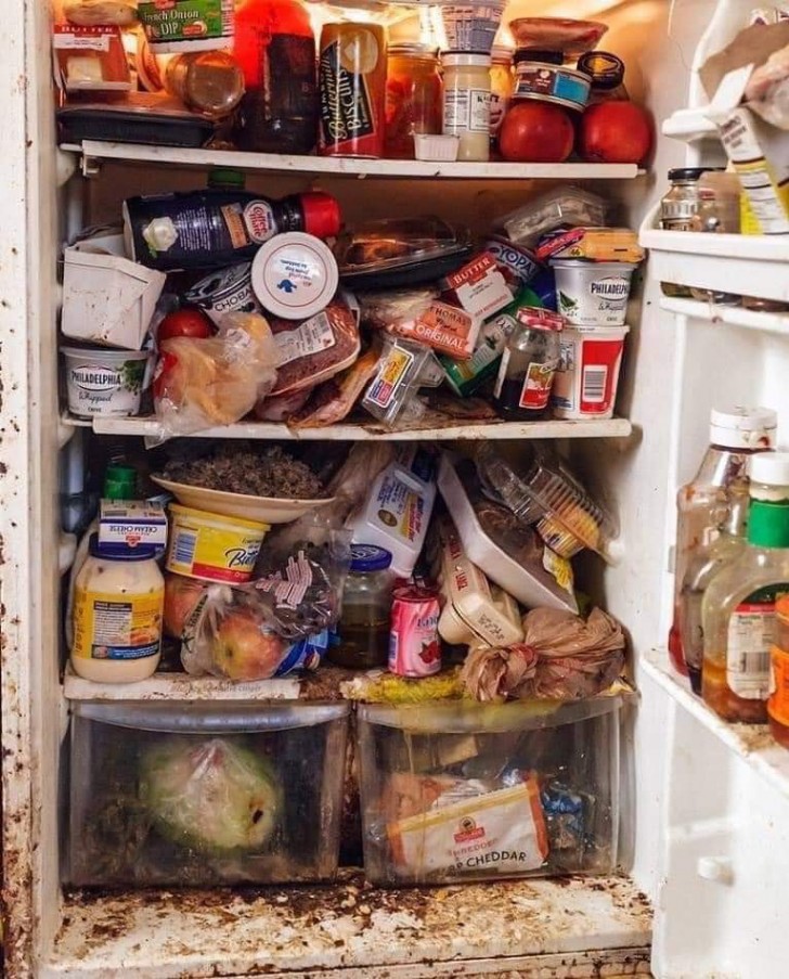 6. Undesinfizierte Produkte in einem Durcheinander im Kühlschrank aufbewahren