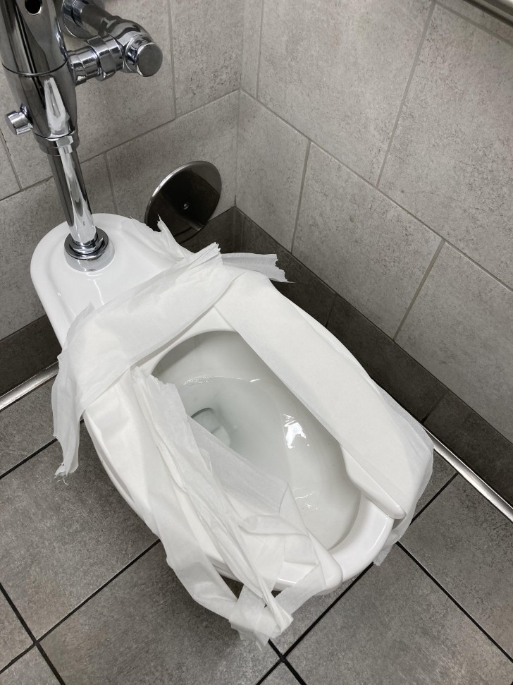 7. Att lägga toalettpapper på offentliga toaletter