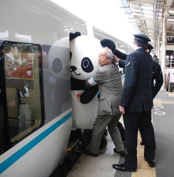2. In treno col panda