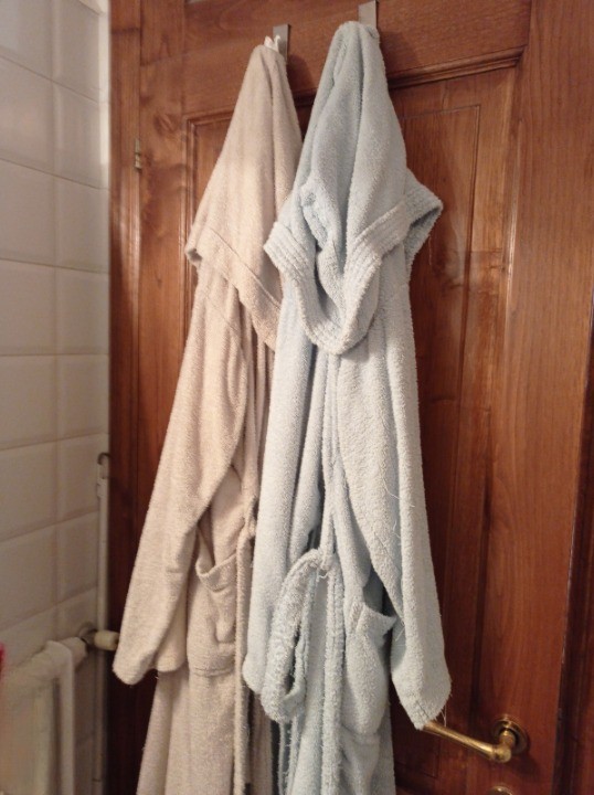 3. Badjassen die aan de deur hangen