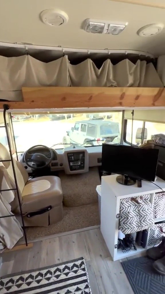 Une famille de 5 personnes vit dans un camping-car et économise 2 000 $ par mois - 2