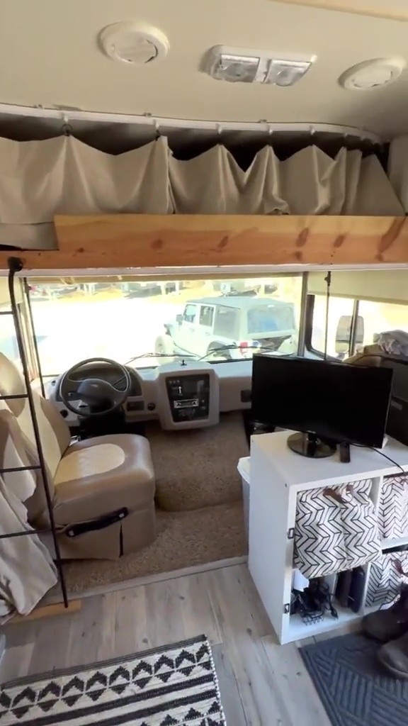 Gezin van 5 personen woont in een camper en bespaart $2000 per maand - 2