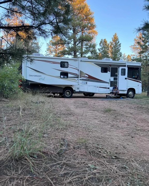 Une famille de 5 personnes vit dans un camping-car et économise 2 000 $ par mois - 3