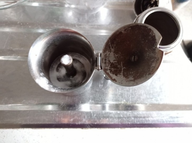 3. De mokkapot of het koffiezetapparaat schoonmaken