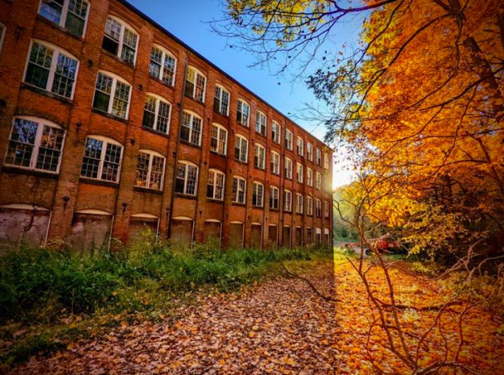 14. Fabriek in de herfst