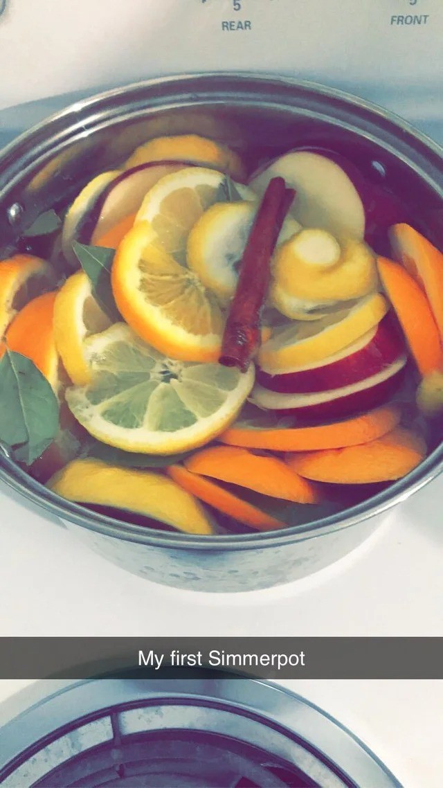 Citrusvruchten en kruiden in de pan