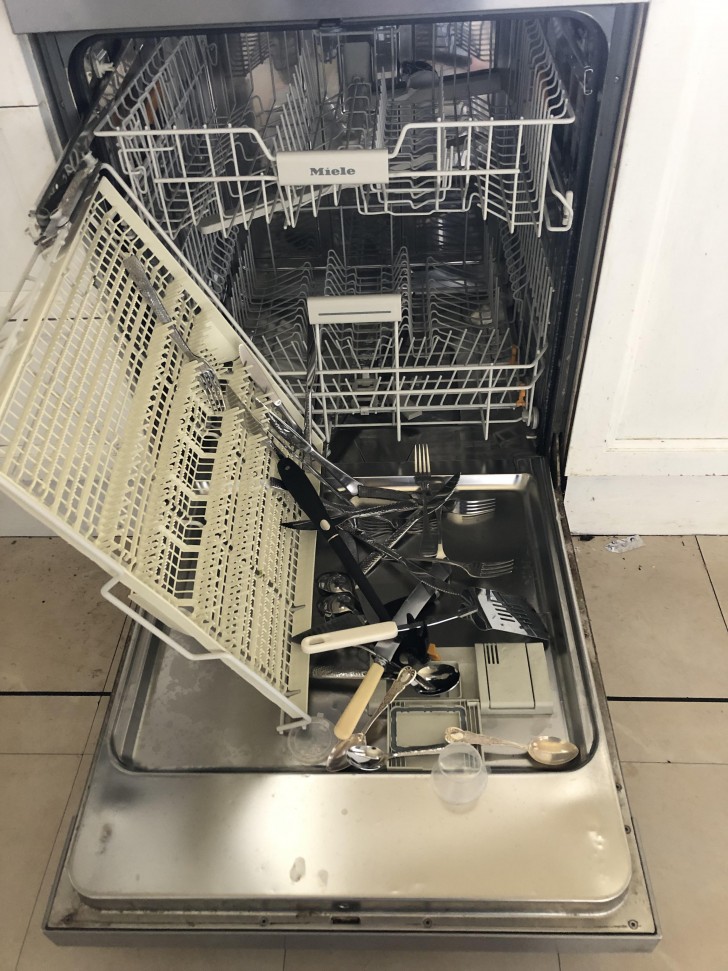 16. Panier de lave-vaisselle
