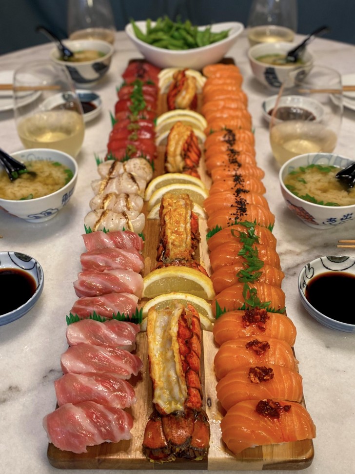 13. Une table pleine de sushis
