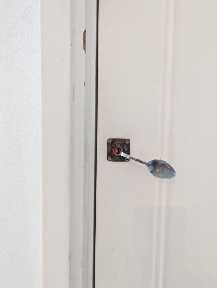 4. "Lepels zijn geweldige vervangers voor deurknoppen"