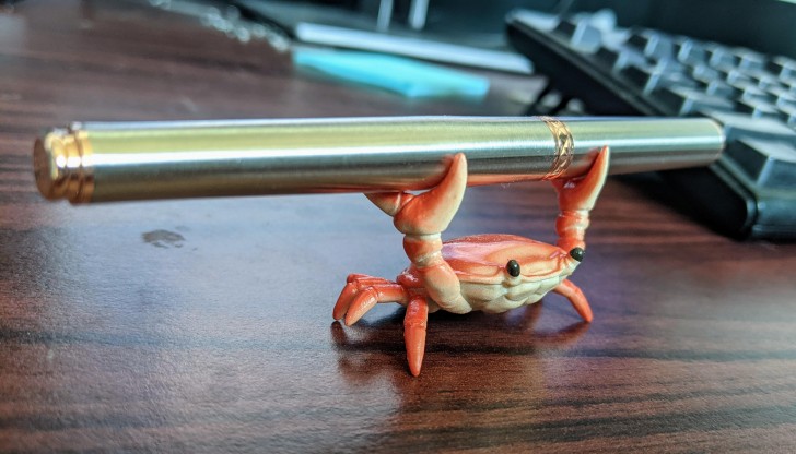 11. Ein Stifthalter in Form einer Krabbe