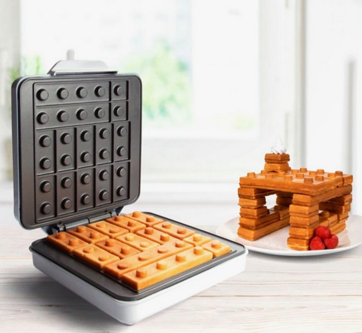 13. "Met dit wafelijzer in de vorm van Lego-stenen kun je een complexe structuur voor het ontbijt bouwen"