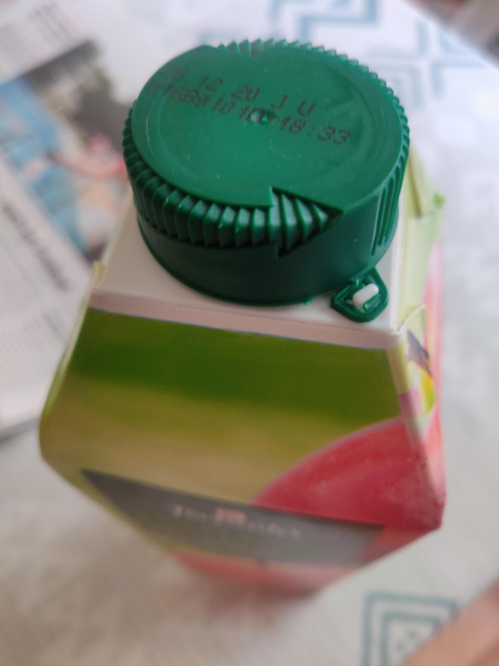 14. "Il tappo di questa bottiglia di succo di mela ha una freccia incisa che indica la direzione in cui deve essere ruotato per essere aperto"